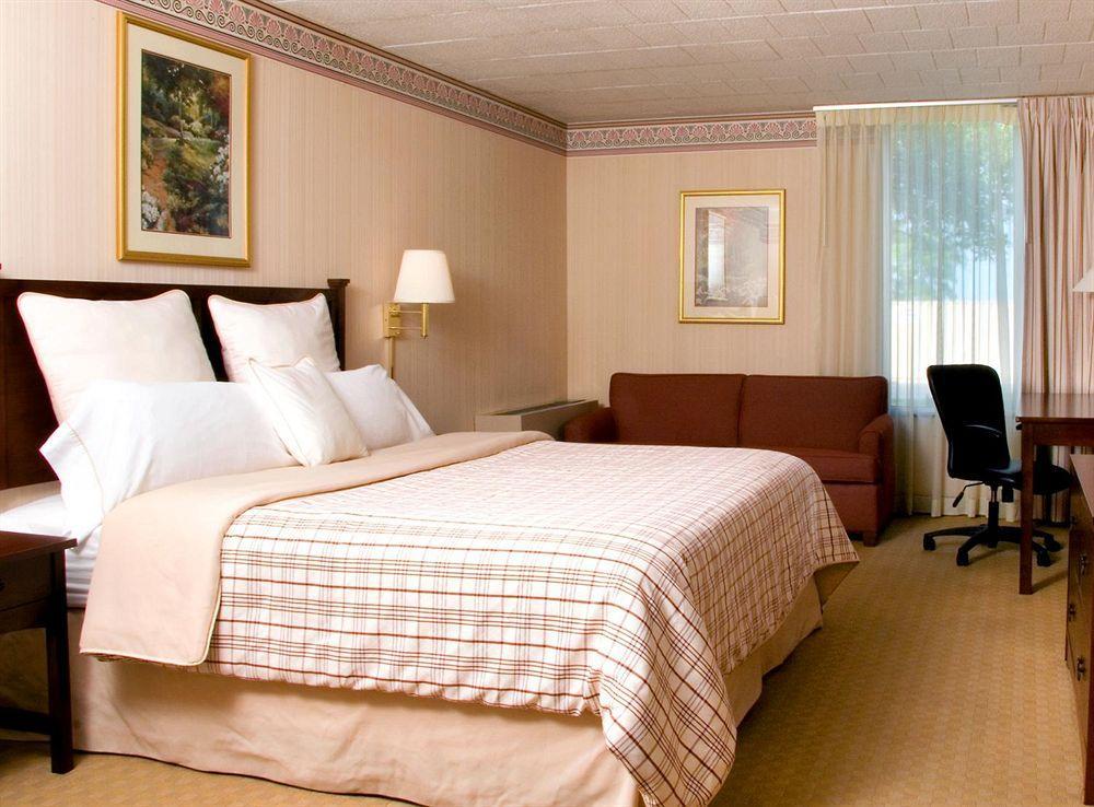 Ramada By Wyndham Greensburg Hotel & Conference Center Extérieur photo