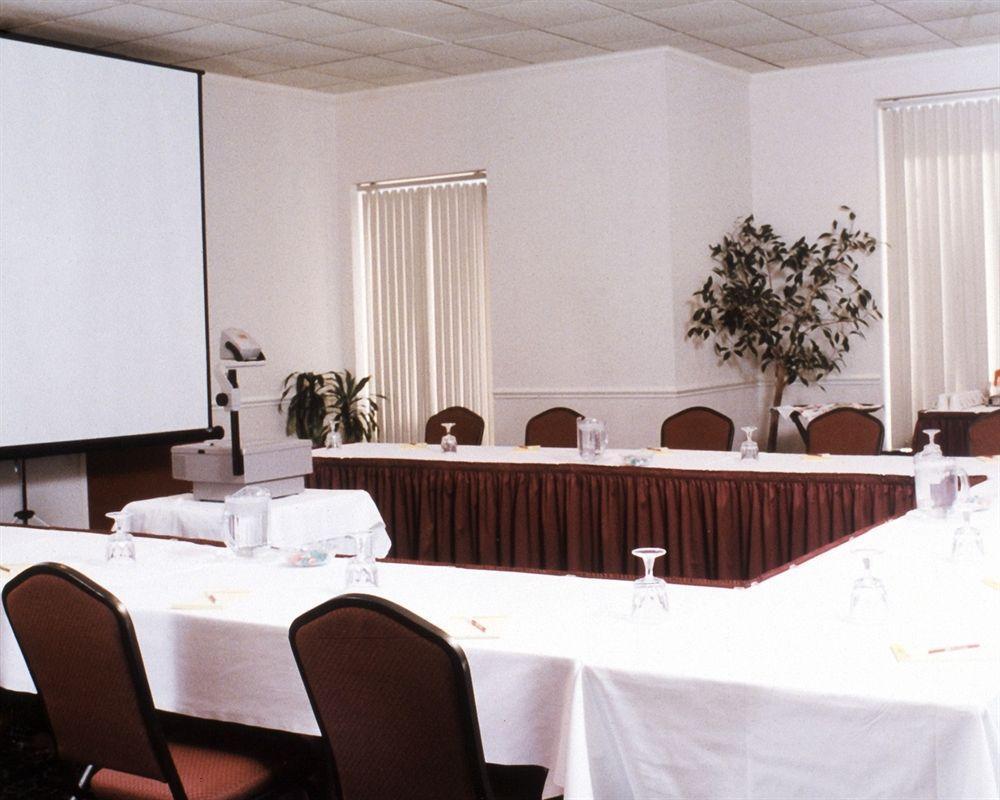Ramada By Wyndham Greensburg Hotel & Conference Center Extérieur photo