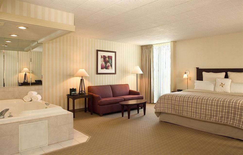 Ramada By Wyndham Greensburg Hotel & Conference Center Extérieur photo