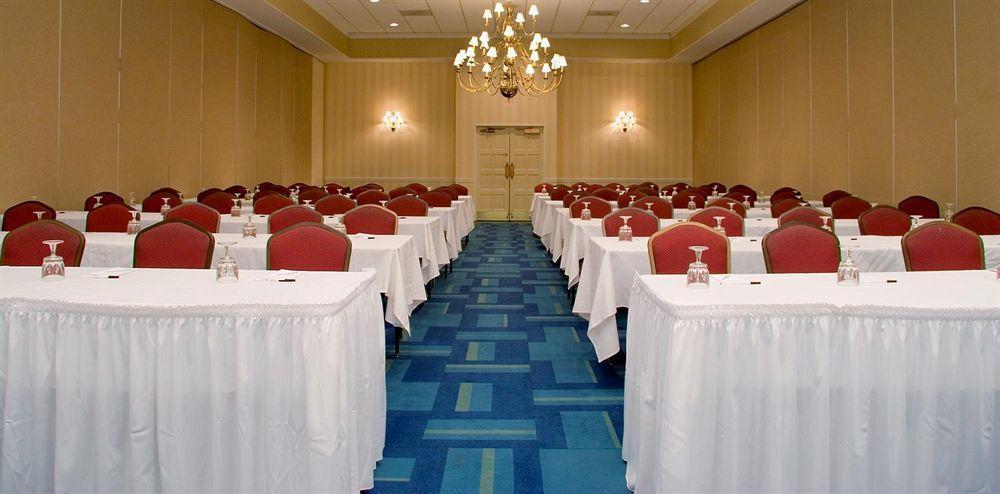 Ramada By Wyndham Greensburg Hotel & Conference Center Extérieur photo