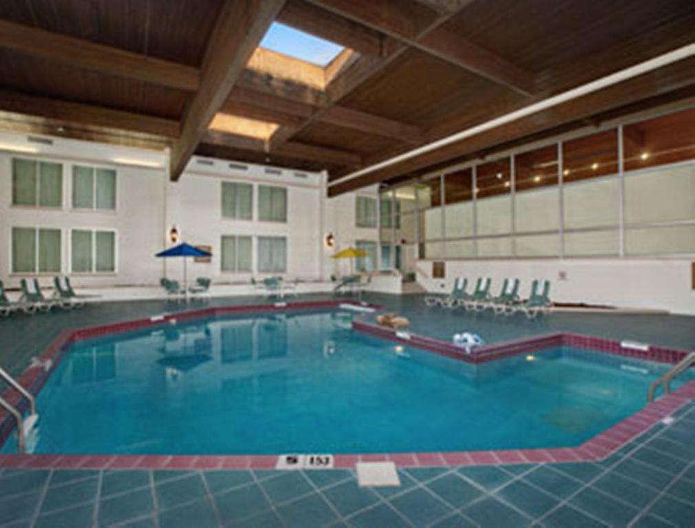 Ramada By Wyndham Greensburg Hotel & Conference Center Extérieur photo