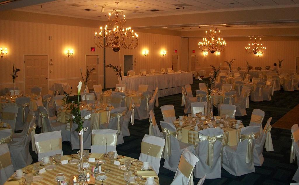 Ramada By Wyndham Greensburg Hotel & Conference Center Extérieur photo