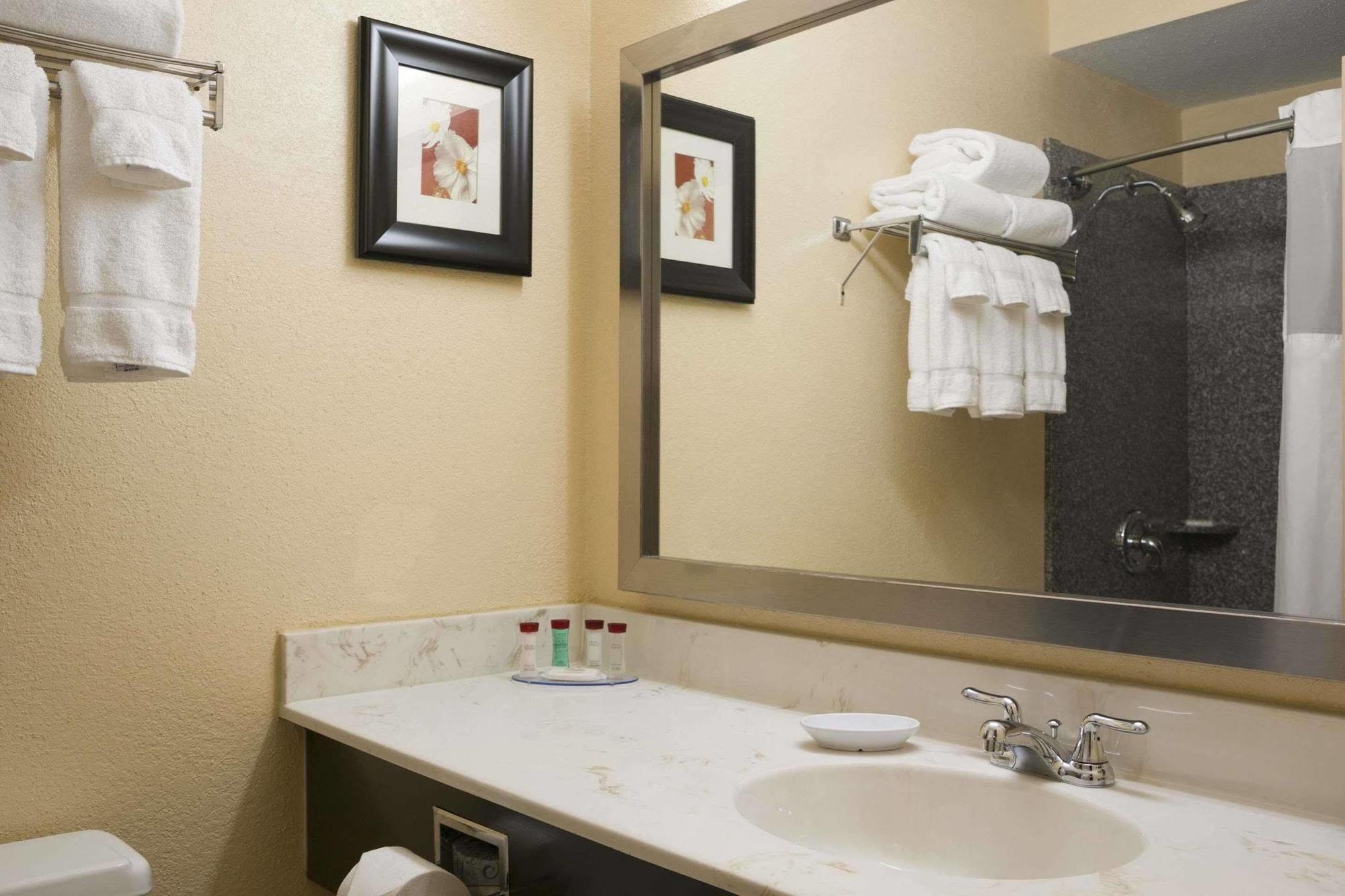 Ramada By Wyndham Greensburg Hotel & Conference Center Extérieur photo