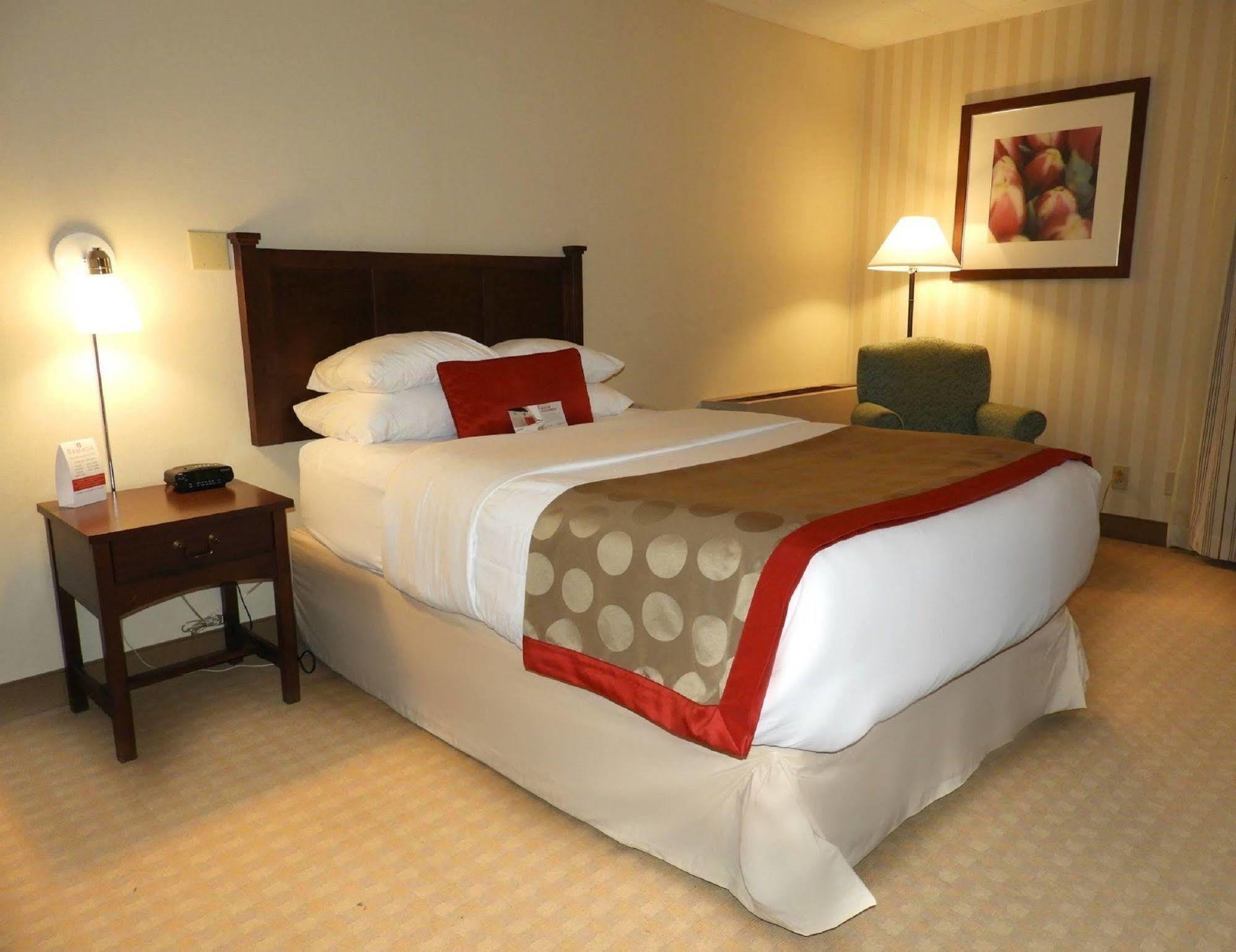 Ramada By Wyndham Greensburg Hotel & Conference Center Extérieur photo