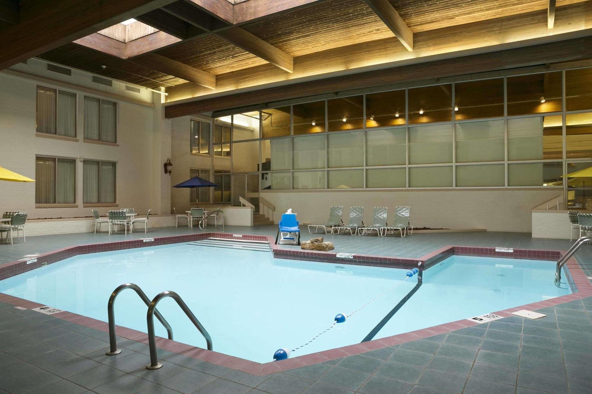 Ramada By Wyndham Greensburg Hotel & Conference Center Extérieur photo