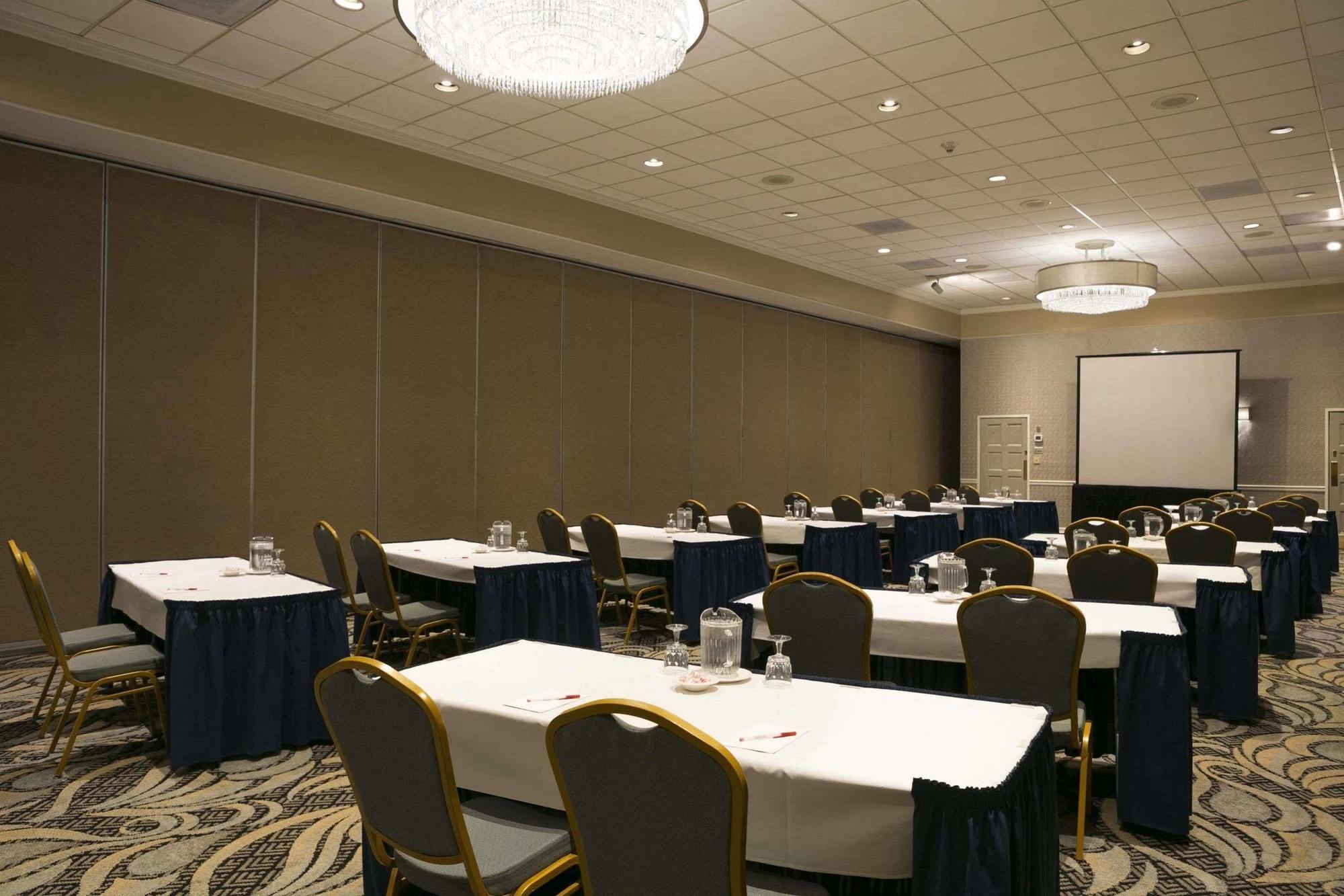 Ramada By Wyndham Greensburg Hotel & Conference Center Extérieur photo