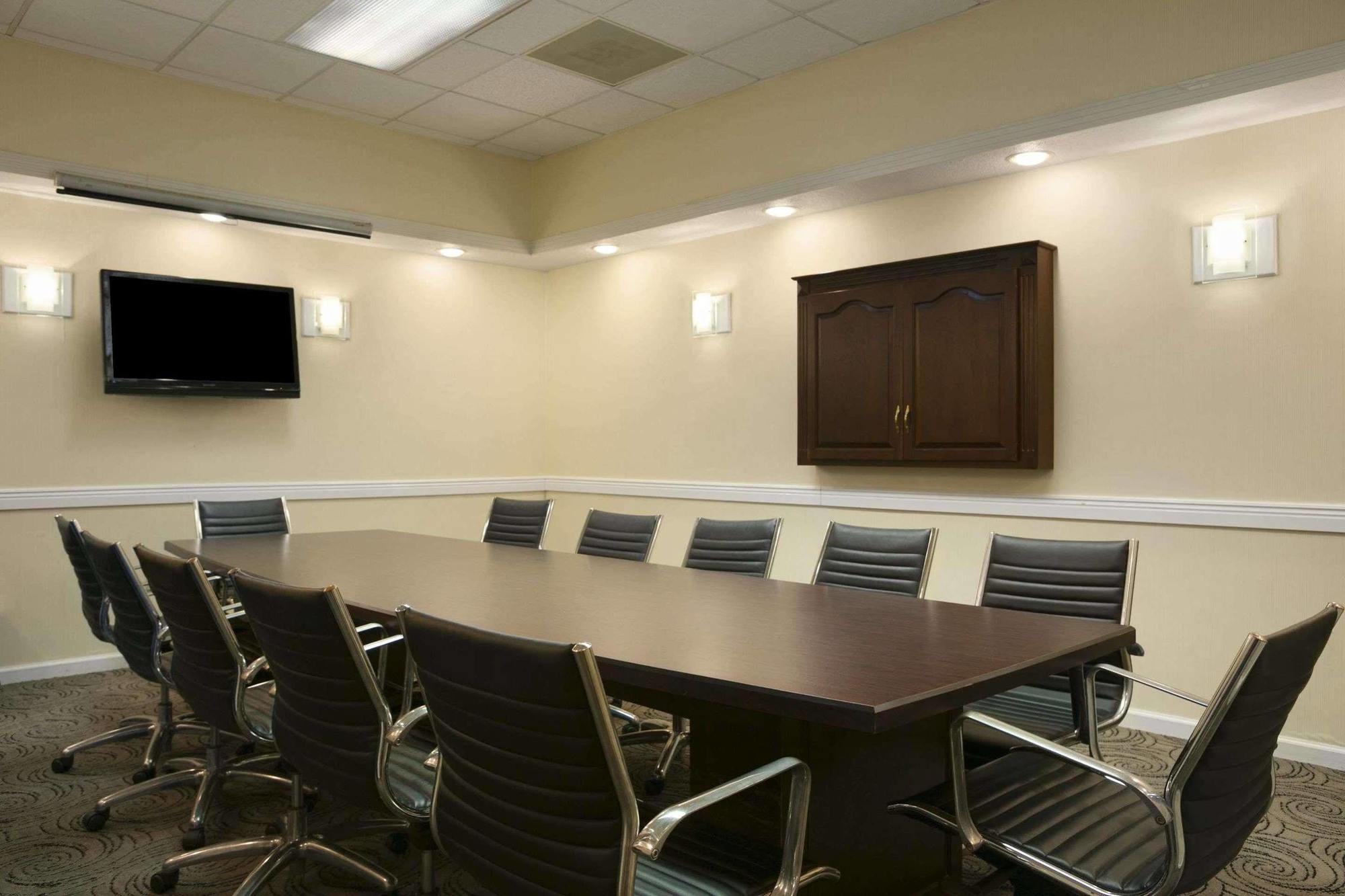 Ramada By Wyndham Greensburg Hotel & Conference Center Extérieur photo